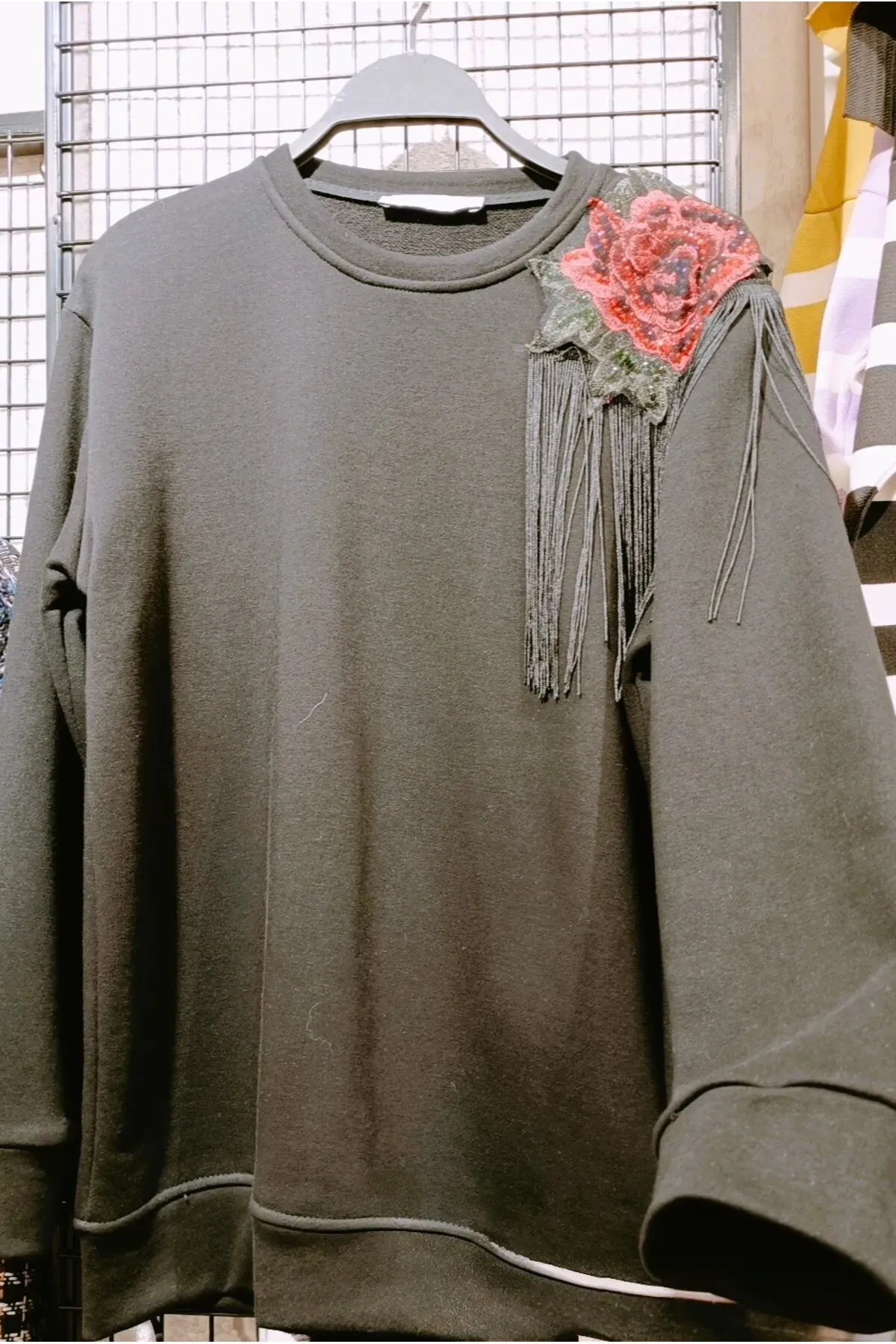 Tasarım Omuzu  Motifli ve Taşlı Püskül Detaylı Sweatshirt