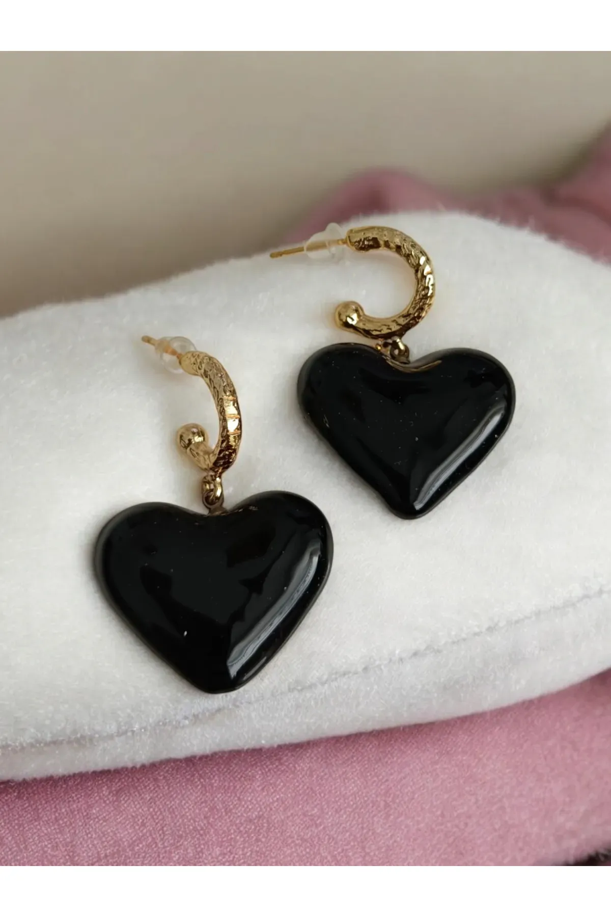 Siyah Parlak Kalpli Küpe